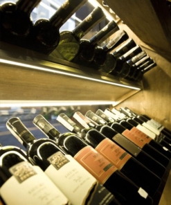 LED profilis KLUS STOS-ALU apšviečia vyno lentyną